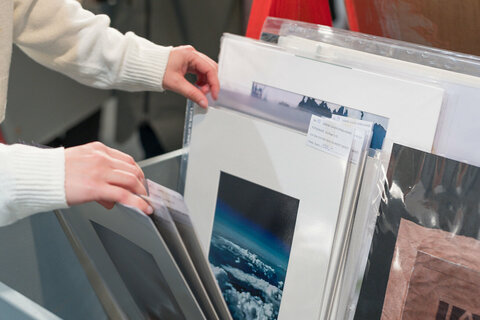 Der Grafik-Kunstmarkt X-PRESS BURGENLAND mit Werken von über 100 Künstlerinnen und Künstlern findet heuer erstmals an zwei burgenländischen Schauplätzen statt (Archivbilder von der Eröffnung X-PRESS Burgenland in Wien am 14. November 2024)