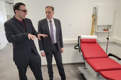 Dr. András Czett mit Landesrat Dr. Leonhard Schneemann (v.l.) beim Rundgang im neuen Gesundheitszentrum Strem.