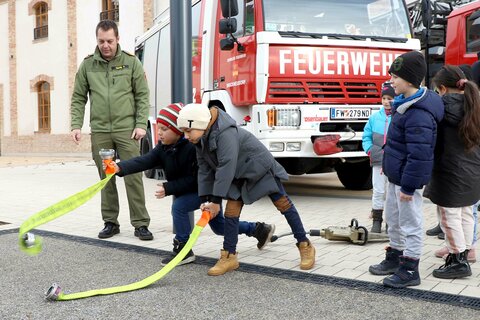 Schülerinnen und Schüler konnten bei der Projektpräsentation auch praktische Erfahrung sammeln, etwa beim Werfen eines Feuerwehrschlauchs.