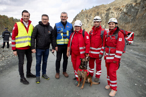 Landesrat Mag. Heinrich Dorner (3.v.l.) und Landtagsabgeordneter, Bürgermeister von Markt St. Martin Jürgen Karall (2.v.l.) mit Einsatzkräften des Roten Kreuzes.