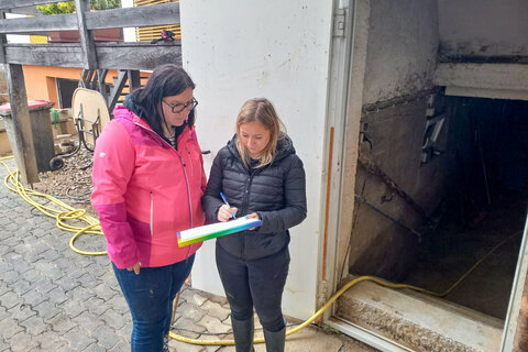 Die mobilen Teams des Lande Burgenland und der Bezirkshauptmannschaften sind in den von Hochwasser betroffenen Gemeinden zur Schadensdokumentation unterwegs – wie Julia Schmiedl und Michelle Herglotz von der BH Oberwart in Unterschützen.