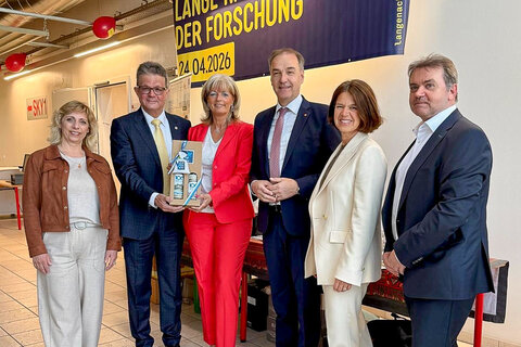 LR Schneemann und Neusiedls Bürgermeisterin Elisabeth Böhm bei der Langen Nacht der Forschung bei Dr. Bohrer Lasertec in Neusiedl am See