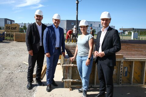 Machten sich vor Ort ein Bild vom Baufortschritt (v.l.): Wohnbaulandesrat Heinrich Dorner, Bürgermeister Andreas Rotpuller, SOWO-Geschäftsführerin DIin Melanie Piskernik und LAbg. Vizebgm. Robert Hergovich