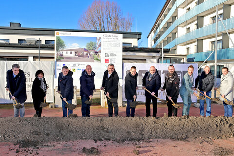 Andreas Kabela, Geschäftsführer Gästehäuser und Küchen Burgenland GmbH, Sylvia Waba, Direktorin Landesberufsschule Eisenstadt, Bauunternehmer Frank Pfnier, Bmstr. DI (FH) Georg Hafenscher, LIB, LR Heinrich Dorner, Gerald Goger, Geschäftsführer Landesimmobilien Burgenland, Robert Neumeister, Operation Manager Küchen und Buffetbetrieb, Jürgen Szinovatz, LIB, Florian Salmer, Gästehaus-Standortleiter, DI Kurt Kammerlander, Architekturbüro Heigl, Dominik Wutzelhofer, Fa. PYS Podany-Symb GmbH