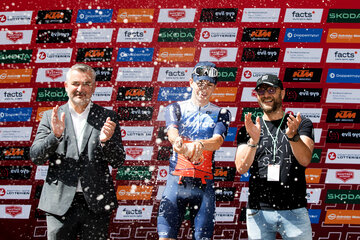 Sportlandesrat Mag. Heinrich Dorner (links) und Horst Gager (Blaufränkischland; rechts) gratulierten dem Italiener Davide De Pretto (Team Jaco AlUla; Mitte) zum Sieg der 1. Etappe der 73. Tour of Austria in BadTatzmannsdorf.