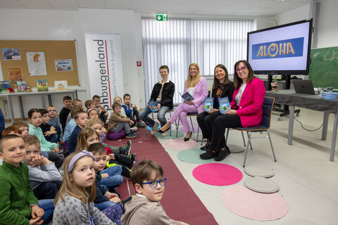 Joshua Massing (Autor), Landesrätin Daniela Winkler, Sabine Weisz (Rektorin PPH Burgenland) und Katja Massing (Autorin) (v.l.) mit Volksschulkindern.