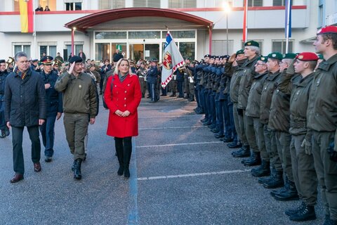 Beim Abschreiten der Formation. V.l. MR Mag. Dr. Norbert Leitner, Leiter SIAK, Landespolizeidirektor Mag. Martin Huber (hinten), Brigadier Mag. Christian Riener, LRin Mag.a Daniela Winkler.