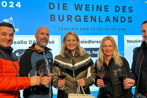 Landesrätin Mag.a (FH) Daniela Winkler (Mitte) bei der Weinverkostung im Zuge der Burgenländischen Skiwoche.