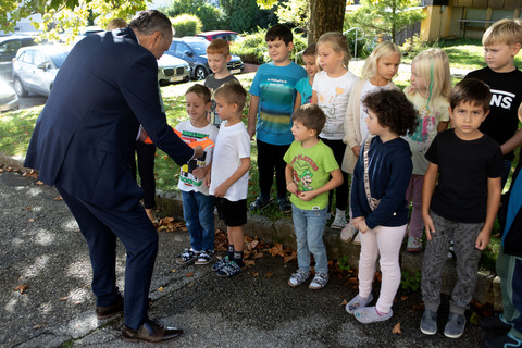 Landeshauptmann Hans Peter Doskozil bei der Übergabe der Warnwesten an die Schülerinnen und Schüler der 1. Klasse Volksschule Stegersbach.