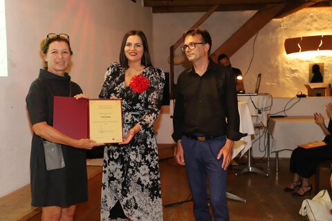Eveline Lehner bekam anlässlich „100 Jahre Burgenland“ den Sonderpreis für ein besonders prägendes Kulturbauwerk von Landeshauptmann-Stellvertreterin Mag.a Astrid Eisenkopf im Beisein von Erich Kugler überreicht.