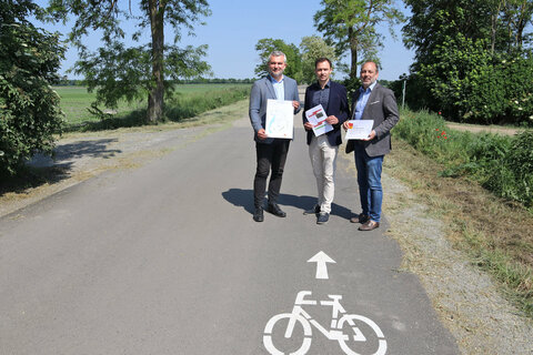Infrastrukturlandesrat Heinrich Dorner (li.) und Baudirektor Wolfgang Heckenast (re.) präsentierten in Andau das Bauprogramm des Landes für die nördlichen Bezirke und stellten mit Bürgermeister Philipp Pelzer den in Bau befindlichen Radweg Euro Velo 13 vor.