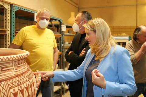 Administrator Christian Tausz, Landeshauptmann Hans Peter Doskozil und Bildungslandesrätin Daniela Winkler (v.l.n.r.) in der Werkstätte;