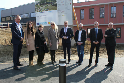 Lowergetikum am Campus Pinkafeld eröffnet: Architektin Ursula Schneider (3. v.l.), Landesrat Leonhard Schneemann (5. v.l.), Forschung Burgenland-Geschäftsführer Marcus Keding (3. v.r.), FH-Geschäftsführer Georg Pehm (r.) mit den Aufsichtsräten der Forschung Burgenland Christian Büll, Eva Schachinger, Siegfried Kassl und Ingrid Puschautz-Meidl