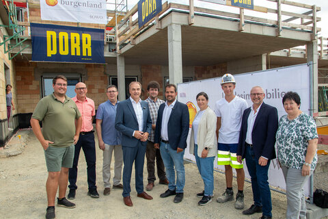 Gleichenfeier des Pflegestützpunkts, unter anderem mit Vizebürgermeister Gerhard Playl, SOWO-Projektleiter Bmstr. Ing. Stefan Maurovits,  Soziallandesrat Dr. Leonhard Schneemann, Bürgermeister LAbg. Kilian Brandstätter, SOWO-Geschäftsführerin DIin Melanie Piskernik, Amtsleiter Dieter Horvath.