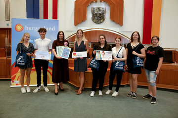 Landeshauptmann-Stellvertreterin Astrid Eisenkopf zeigte sich vom Detailreichtum der präsentierten Ergebnisse begeistert (v.l.): Rebekka Reithmeier und Brian Freiberger von der HTL Pinkafeld, LH-Stv.in Astrid Eisenkopf, Nachhaltigkeitskoordinatorin Angela Deutsch, Referat Energie und Klimaschutz im Amt der Bgld. Landesregierung, Sarah Abdel-Wahab (HAK Mattersburg, 1. AUL), Jana Presseller (HAK Frauenkirchen) sowie Claudia Semmler und Andrea Stranzl von der HBLA Oberwart