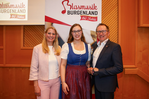 Jugendlandesrätin Mag.a (FH) Daniela Winkler mit Laura Arzberger, Jugendreferentin Blasmusikverband Burgenland, und Blasmusikverband-Landesobmann DI Peter Reichstädter