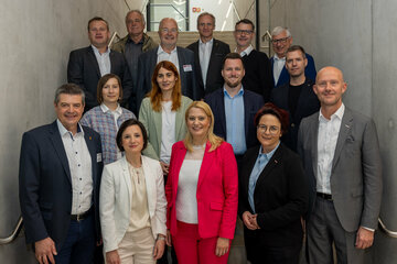 Bildungslandesrätin Mag.a (FH) Daniela Winkler (Mitte, vorne) mit HTBL Pinkafeld-Direktor Ing. Dr. Wilfried Lercher, MA (links vorne), HLW Pinkafeld-Direktorin Mag. Karin Wagner (1.v.l., 2. Reihe), Geschäftsführerin Mag. Aniko Benkö, MA (Industriellenvereinigung Burgenland, IV) und Vizepräsident, Fachverbandsobmann Martin Horvath (rechts vorne) von der Wirtschaftskammer Burgenland sowie weiteren Teilnehmer*innen bei den Karrieretagen in Pinkafeld.