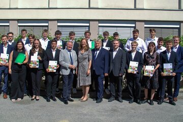 Mag. Erich Unger (Direktor Landwirtschaftliche Fachschule Eisenstadt), LH-Stv.in Anja Haider-Wallner und DI Johann Pötz (Direktor Ländliches Fortbildungsinstitut) mit den Absolvent:innen des Abschlussjahrgangs 2025