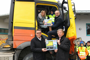Auftakt für die Initiative „LKW in der Schule“ in der VS Breitenbrunn. LRin Mag.a Daniela Winkler und Bildungsdirektor Mag. Heinz Josef Zitz, vorne:  Mag. Roman Eder, MBA, Obmann Fachgruppe Güterbeförderungsgewerbe, und KommR Ludwig Pall, Obmann-Stv. Fachgruppe Güterbeförderungsgewerbe