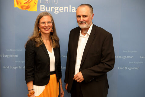 LH Hans Peter Doskozil mit LH-Stellvertreterin Anja Haider-Wallner bei der Pressekonferenz im Rahmen der Regierungsklausur