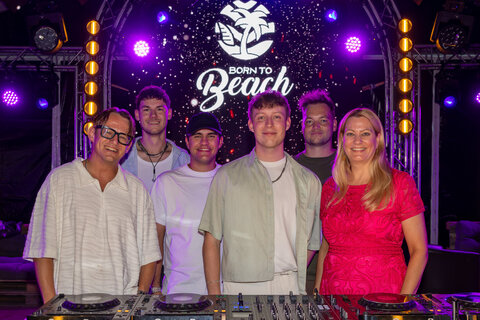 Juror Thomas „TYO“ Haider, der Drittplatzierte Simon „Numiz“ Hemmerich, Sieger Marco „EnergetiX“ Abraham und der Zweitplatzierte „Philthy“ Leidl, Born to Beach-Veranstalter Antonio Rosa und Landesrätin Daniela Winkler