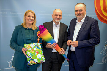 Bildungslandesrätin Mag.a (FH) Daniela Winkler und Landeshauptmann Mag. Hans Peter Doskozil (r.) stellten sich zur Verabschiedung des scheidenden Bildungsdirektors Mag. Heinz Josef Zitz ein.