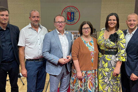 Landeshauptmann-Stellvertreterin Astrid Eisenkopf (2.v.r.) eröffnete gemeinsam mit Nationalrat Bürgermeister Maximilian Köllner (r.) sowie Architekt Peter Prost, Landtagsabgeordneten Gerhard Bachmann, Landesobmann Peter Reichstädter (Burgenländischer Blasmusikverband) und Obfrau Claudia Haider (Musikverein Illmitz) (v.l.) das neue Vereins- und Veranstaltungshaus in Illmitz.