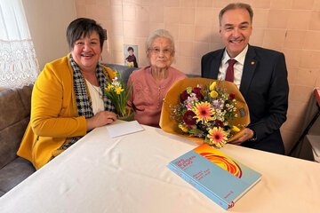 Landesrat Dr. Leonhard Schneemann und Bürgermeisterin Michaela Raber gratulierten Maria Marx zu ihrem 100. Geburtstag.