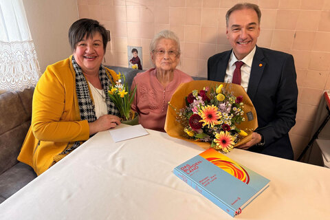 Landesrat Dr. Leonhard Schneemann und Bürgermeisterin Michaela Raber gratulierten Maria Marx zu ihrem 100. Geburtstag.