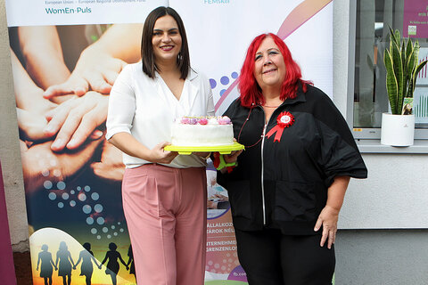 Landeshauptmann-Stv. Mag.a Astrid Eisenkopf und Geschäftsführerin Doris Horvath (v.l.) schnitten die Torte anlässlich des 30-jährigen Jubiläums vor der Frauenberatungsstelle in Oberpullendorf an.