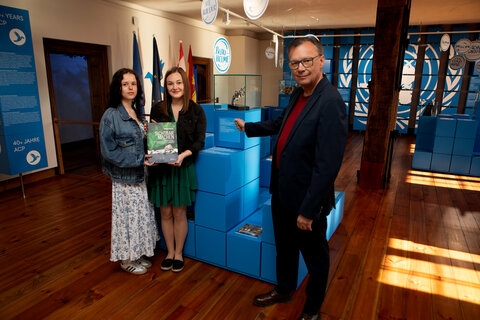 Jana, Sophie und Norbert Darabos, Präsident des Österreichischen Friedenszentrums (ACP) auf Burg Schlaining mit dem Buch „Sichtbar machen. Erinnerungslandschaft – Orte und Zeichen des Gedenkens an die Opfer des Nationalsozialismus im Burgenland“ von Herbert Brettl.
