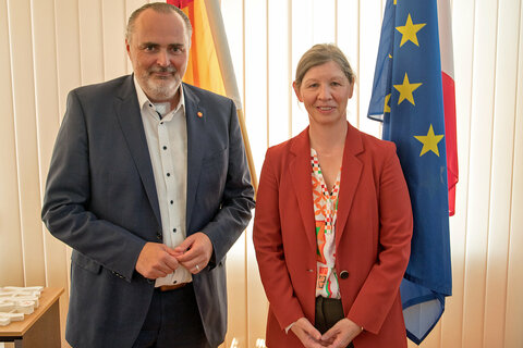 Landeshauptmann Hans Peter Doskozil empfing die schweizerische Botschafterin Salome Meyer (v.l.) in seinem Büro im Landhaus in Eisenstadt.