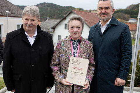 Auch Bürgermeisterin Renate Habetler (Mitte) engagierte sich mit ihrer ehrenamtlichen Mitarbeit beim neuen Dorfplatz. Sie erhielt ebenfalls von Landesrat Heinrich Dorner und Vizebürgermeister Wilhelm Böhm eine Ehrenurkunde verliehen.