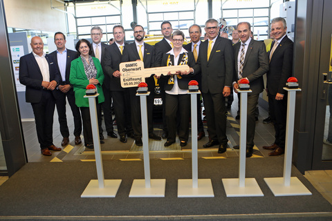 Landesrat Dr. Leonhard Schneemann (2.v.r.) bei der Schlüsselübergabe für die offizielle Eröffnung des neuen ÖAMTC-Stützpunktes in Oberwart.