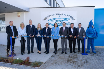 Landesrätin Daniela Winkler (4.v.l.), Landtagspräsidentin Astrid Eisenkopf (6.v.l.) und LAbg. Bürgermeisterin Elisabeth Böhm mit Vertretern des Wasserleitungsverbandes Nördliches Burgenland (WLV) bei der Eröffnung der umgebauten Außenstelle des WLV in Neusiedl am See.
