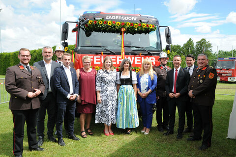 Gruppenbild von der Fahrzeugsegnung der Freiwilligen Feuerwehr Zagersdorf (v.l.) Ortsfeuerwehrkommandant-Stellvertreter OBI (Oberbrandinspektor) Georg Klikovits, Landesrat Heinrich Dorner, Richard Uller, Bürgermeister Ivan Grujic, Fahrzeugpatinnen Yvonne Zakall, Eveline Zarits, Renate Bugnar und Karin Vukmann-Artner, Horst Ivanschitz, Landtagspräsident Robert Hergovich, Abgeordneter zum Nationalrat Christoph Zarits, Ortsfeuerwehrkommandant OBI Johann Schaffer.