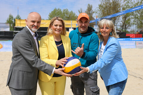 Veranstalter Georg Kloibhofer, LRin Mag.a (FH) Daniela Winkler, Neusiedls Bürgermeisterin LAbg. Elisabeth Böhm und Bildungsdirektor Heinz Josef Zitz konnten 460 SchülerInnen zur „Schule am Strand“ begrüßen.