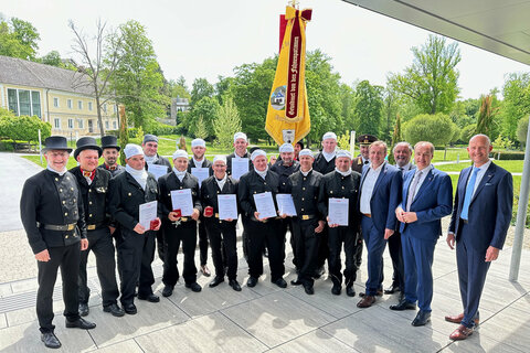 Landesfeuerwehrdirektor DI (FH) Sven Karner, MSc, NAbg. Mag. Christian Drobits, Landesinnungsmeister Herbert Baumrock mit neuen Rauchfangkehrermeister*innen und der Innungsfahne, LR Dr. Leonhard Schneemann, Martin Horvath, Vizepräsident der Wirtschaftskammer Burgenland, Innungsgeschäftsführer Ing. Karl Tinhof und Bezirkshauptmann WHR Mag. Peter Bubik.