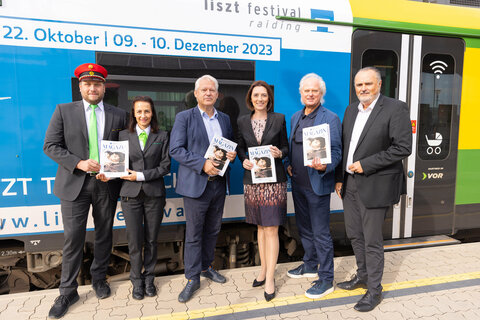 Landeshauptmann Hans Peter Doskozil und die Intendanten Eduard und Johannes Kutrowatz präsentierten heute Morgen mit Raaberbahn AG Generaldirektor-Stv.in Dr.in Hana Dellemann, Markus Wesselich (l.) und Bernadett Horvath (2.v.l.) am Bahnhof in Wulkaprodersdorf den Liszt-Festival-Zug