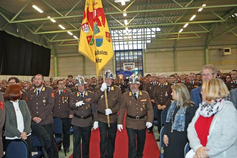 Einzug mit der Landesfeuerwehrfahne.