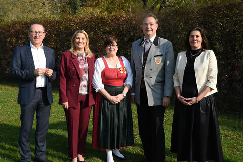 Landesobmann Peter Reichstädter (l.) und Landesrätin Daniela Winkler (2.v.l.) beglückwünschten den Musikverein Schattendorf.