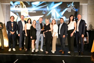 Oliver Böhm (CEO ORF-Enterprise und Präsident des Vereins Media Award; 1.v.l.), Kurt Kaiser (CMO Burgenland Tourismus; 5.v.l.) und Josef Almer (CEO Goldbach Austria | An Azerion Company; 1.v.r.) gemeinsam mit dem Team von Mediaplus Austria beim Media Award 2025 im Wiener Leopoldmuseum.
