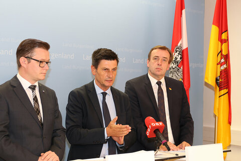Soziallandesrat Christian Illedits (m.) informierte gemeinsam mit LAbg. KO Géza Molnár (li.) und LAbg. Christian Drobits (re.) über die Eckpfeiler der Neuerungen im Burgenländischen Sozialhilfegesetz