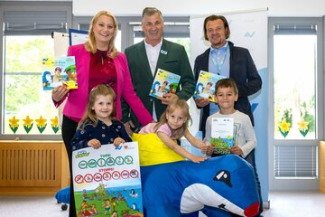 Landesrätin Mag.a Daniela Winkler, KR Peter Engelbrechtsmüller, AUVA-Landesstelle Wien Vorsitzender und Mag. Michael Zacek, Geschäftsführer Blue Circus OG mit Kindern des Kindergartens Frauenkirchen.