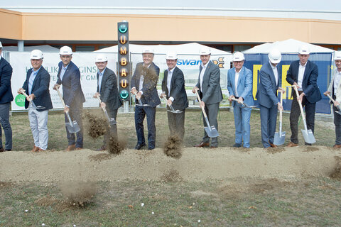Neben Landesrat Dr. Leonhard Schneemann (5.v.r.) nahmen auch Geschäftsführer Mag. Michael Gerbavsits (5.v.l.) von der Wirtschaftsagentur Burgenland GmbH, Neutals Bürgermeister Erich Trummer (4.v.r.), SWARCO-CEO Michael Schuch (6.v.r.), CEO Richard Woschitz von der Woschitz Holding (2.v.l.) auch weitere Protagonisten der beteiligten Baufirmen teil.