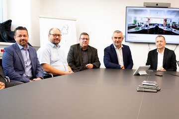 Ing. Claus Paar (4.v.l.), MSc, Hauptreferatsleiter für Katastrophenschutz und Krisenmanagement der Abteilung 8 - Kompetenzzentrum Sicherheit, und Infrastrukturlandesrat Mag. Heinrich Dorner (Mitte) starten mit dem Energielenkungsbeirat die Strommangellage-Übung.