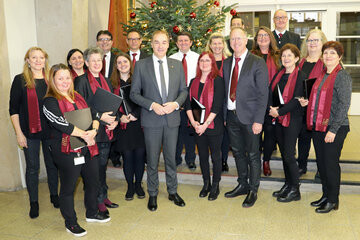 Landesrat Dr. Leonhard Schneemann (vorne, Mitte) mit dem Landhaus-Chor. Dieser sorgte mit Weihnachtsliedern für einen stimmungsvollen Rahmen.