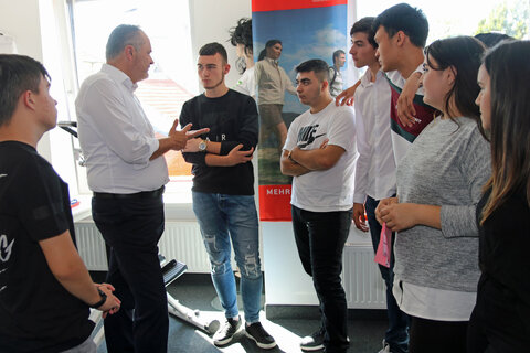 Landeshauptmann Hans Peter Doskozil nahm sich viel Zeit für die Fragen der Jugendlichen.