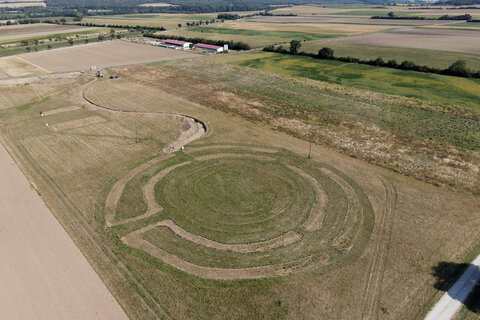 Die Projektfläche „Kreisgrabenanlage & Steinzeitdorf Rechnitz“ aus der Vogelperspektive (2).
