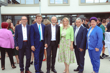 Vizebürgermeister Nikolaus Dominkovits, Bürgermeister Johann Heisz, Bildungslandesrätin Mag.a (FH) Daniela Winkler, Direktor Reinhardt Magedler und 2. Vizebürgermeisterin Tina Köppel (v.l.) bei der Eröffnung des Bildungszentrums in Oberpullendorf.
